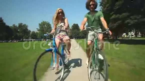 情侣骑自行车视频的预览图
