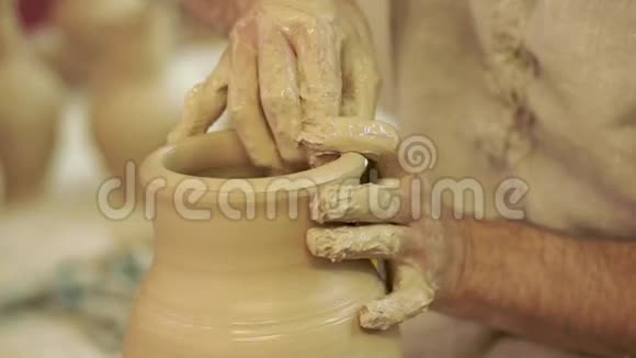 波特的作品陶轮陶器创作过程视频的预览图