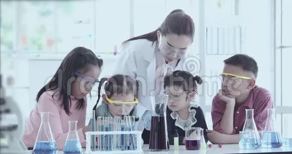 科学老师在实验室教亚洲学生视频的预览图