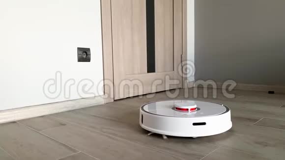 智慧之家吸尘器机器人在客厅的木地板上运行视频的预览图