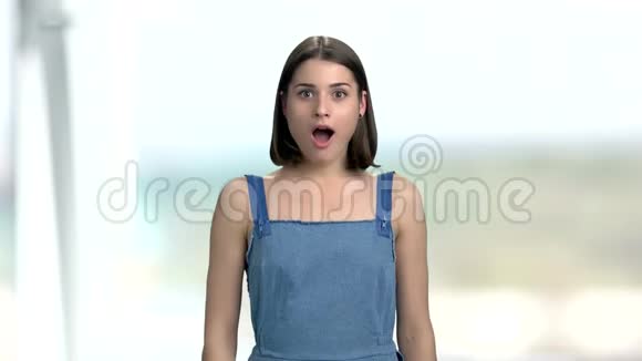 背景模糊的年轻兴奋的女人视频的预览图
