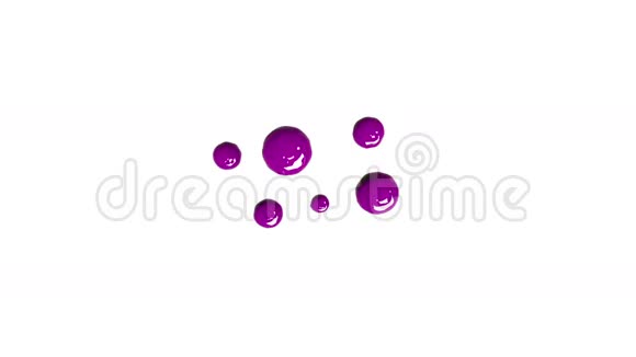 紫色的水滴在缓慢的运动中落下并扩散彩色油漆视频的预览图