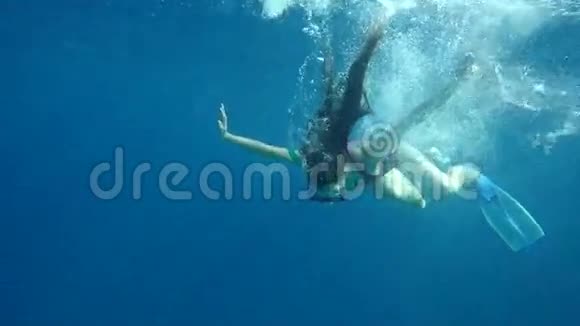 女孩带着水下面具潜入大海视频的预览图