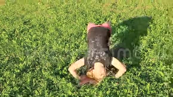 女孩在草地上练习瑜伽视频的预览图