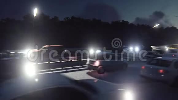 夜间开灯的汽车穿过城市夜车灯火通明交通拥挤视频的预览图