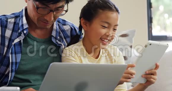 家庭使用数字平板电脑和笔记本电脑客厅4k视频的预览图