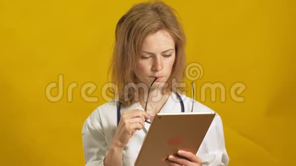 年轻的女医生黄色背景医学的概念视频的预览图