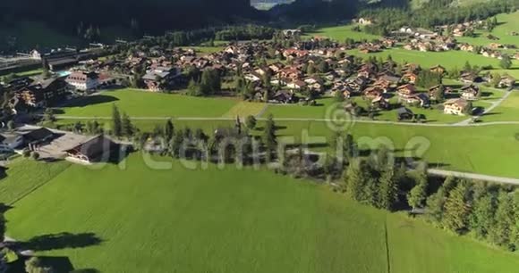 瑞士阿尔卑斯山的宁静海景视频的预览图