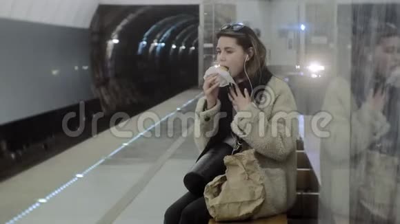 在地铁里吃快餐的女人视频的预览图