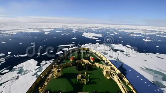 在冰中旅行北极视频的预览图