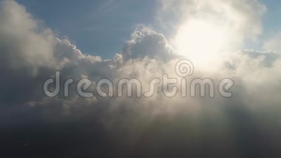 天空与云景观空中视频的预览图
