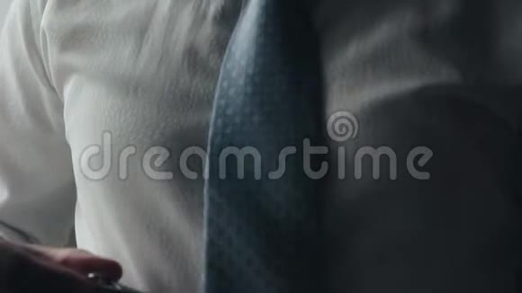 新郎的早晨一个穿着领结西装的帅哥视频的预览图
