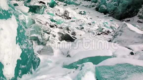 北极地区雪背景上美丽独特的绿松石颜色冰川视频的预览图