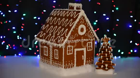 手工制作的可吃姜饼屋新年树雪装饰视频的预览图