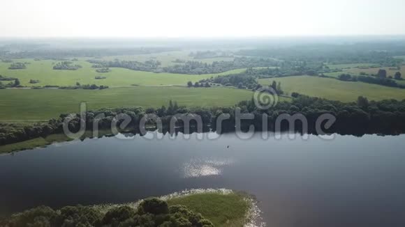 三湖之间的美丽景观视频的预览图
