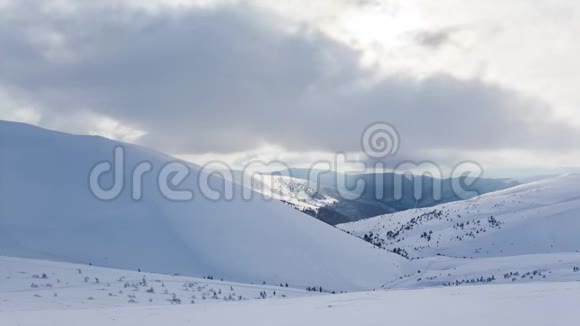 雪山和云时程视频的预览图