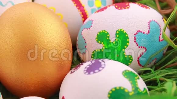 草地上五颜六色的复活节彩蛋视频的预览图