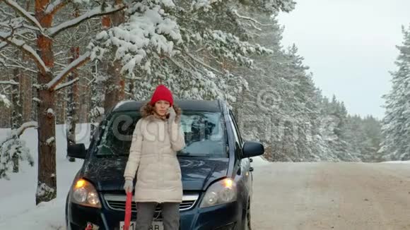 冬天有辆草车在路上的女人视频的预览图