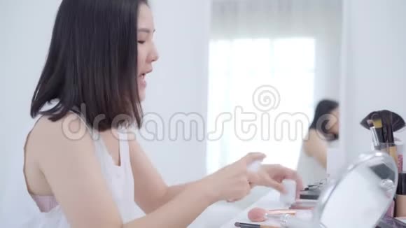 幸福美丽的年轻亚洲女人用化妆品评论化妆教程直播视频到社交网络视频的预览图