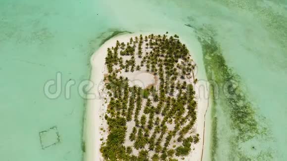 热带岛屿环礁上有海滩菲律宾奥诺克岛巴拉巴克视频的预览图