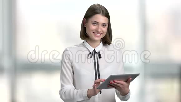 有平板电脑的女商人背景模糊视频的预览图