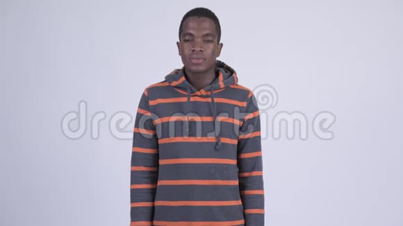 年轻快乐的非洲男人微笑视频的预览图