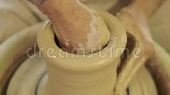 波特的作品陶轮陶器创作过程视频的预览图