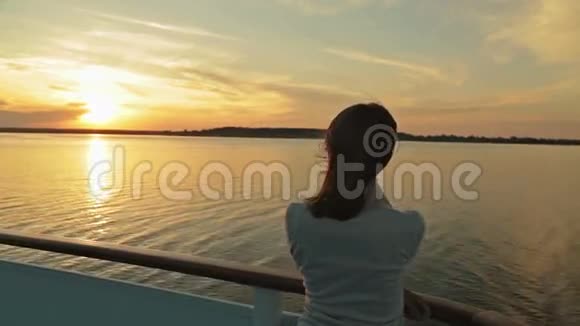 日落游船上的年轻女子剪影视频的预览图