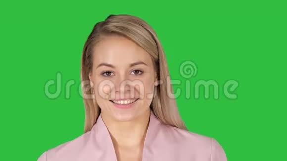 年轻漂亮时尚的女人走在绿色屏幕上Chroma键视频的预览图
