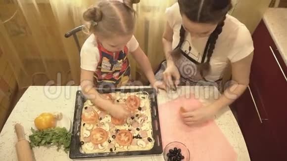 一家人在厨房准备披萨视频的预览图