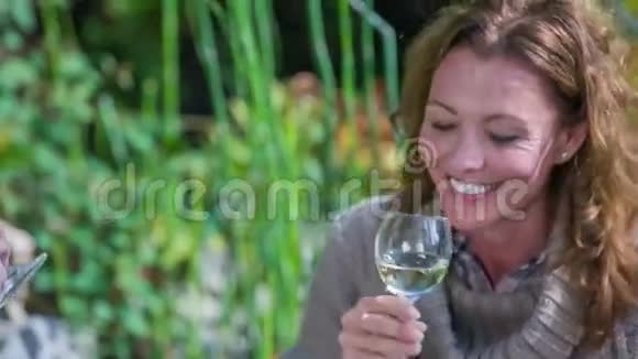 女人喝着这杯酒视频的预览图