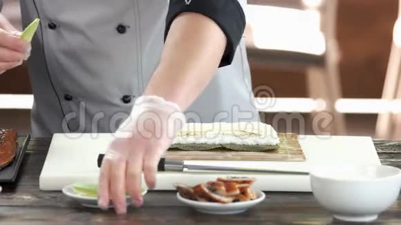 厨师做无木寿司视频的预览图