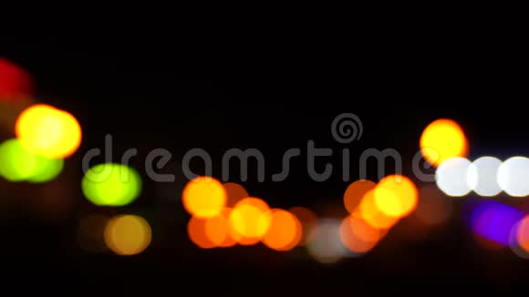 在一个大城市的道路上夜晚的交通模糊视频的预览图