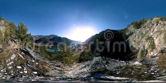 秋天阳光明媚的时候一个山景的VR野山松树和巨大的岩石视频的预览图