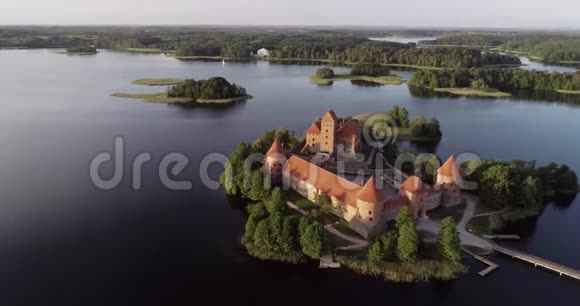特拉凯城堡背景是湖泊和森林立陶宛视频的预览图