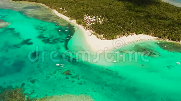 热带达科岛有沙滩和游客视频的预览图