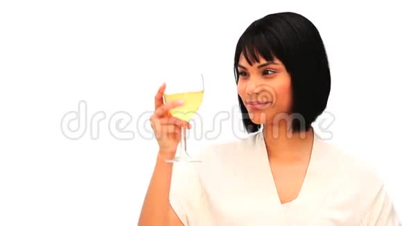亚洲女性喜欢喝白葡萄酒视频的预览图