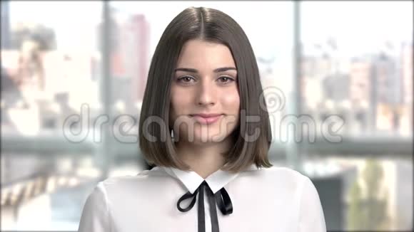 留短发的美女画像视频的预览图