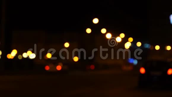 在一个大城市的道路上夜晚的交通模糊视频的预览图