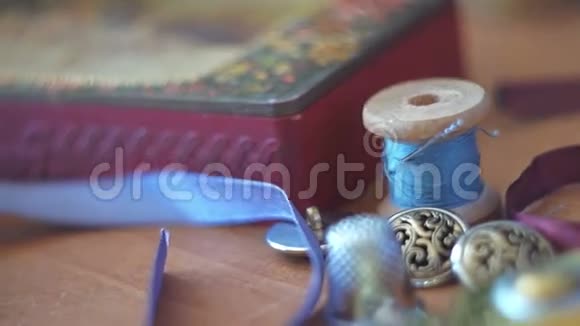 缝纫用品散落在桌子上视频的预览图