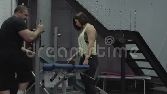 年轻男女在健身房放松和锻炼视频的预览图