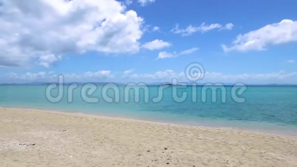 海滩和蓝色的海洋视频的预览图