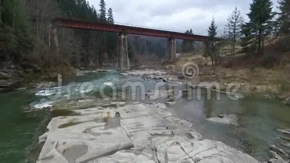 美丽的风景河流流淌在群山中视频的预览图