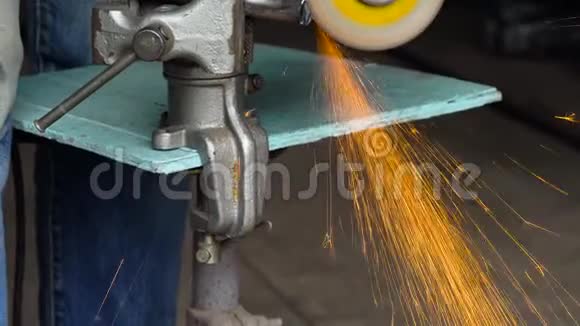 角磨机的男工正在切割金属视频的预览图
