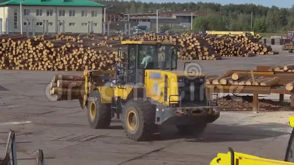 黄色推土机与原木推土机与原木在锯木厂现代锯木厂视频的预览图