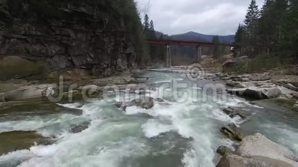 美丽的风景河流流淌在群山中视频的预览图