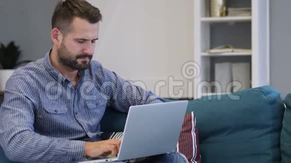 为失败而悲伤的人在笔记本电脑上工作视频的预览图