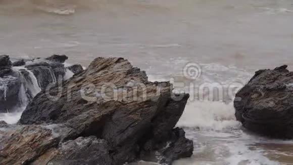 泰国RayongMuKoSamet国家公园的KhaoLaemYa海浪和石头视频的预览图