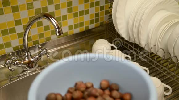 在厨房的凉菜里洗坚果视频的预览图