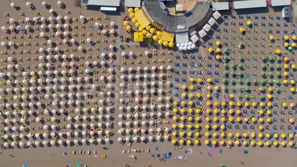 意大利意大利五月2019年意大利亚得里亚海海岸线上的Lignano海滩空中无人机景观夏天的欧洲视频的预览图